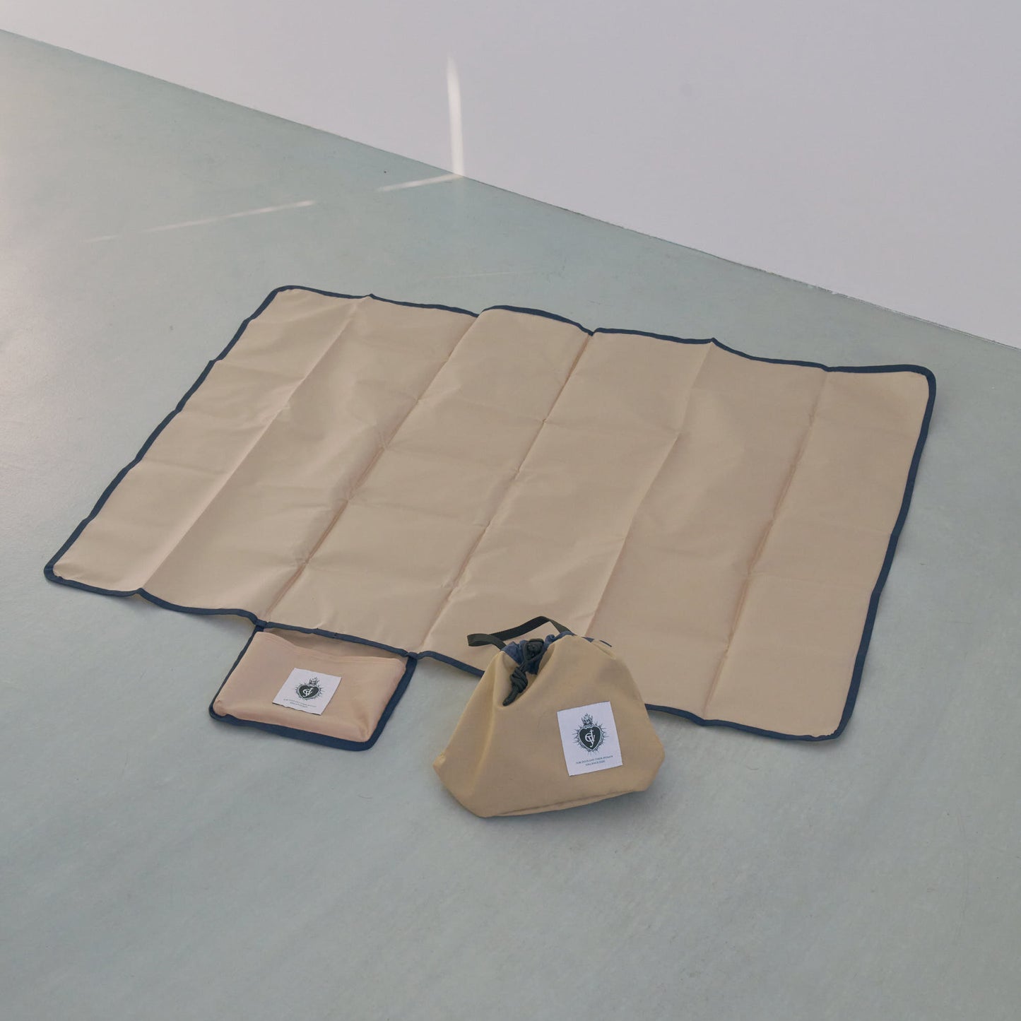 "with Shall we? "small bag& picnic sheet